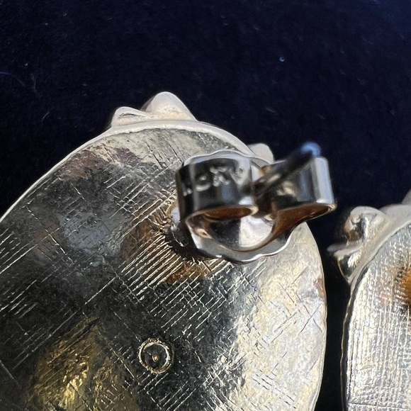 Vintage Avon Pastel Pink Cameo Silhouette Gold Tone Stud Earrings - Picture 5 of 5